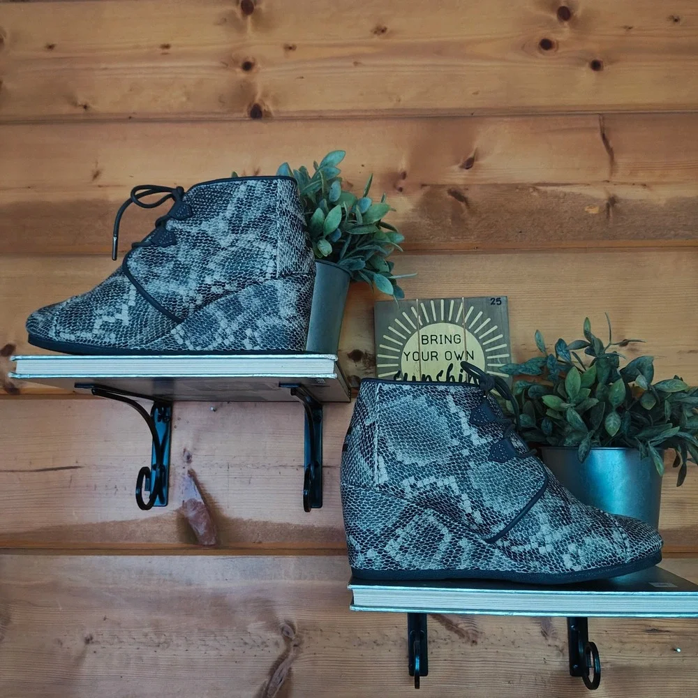 Toms Kala‎ Grey Vegan Leather Snake Wedge Heel Shoes Ankle Booties 10014883 Sz 9